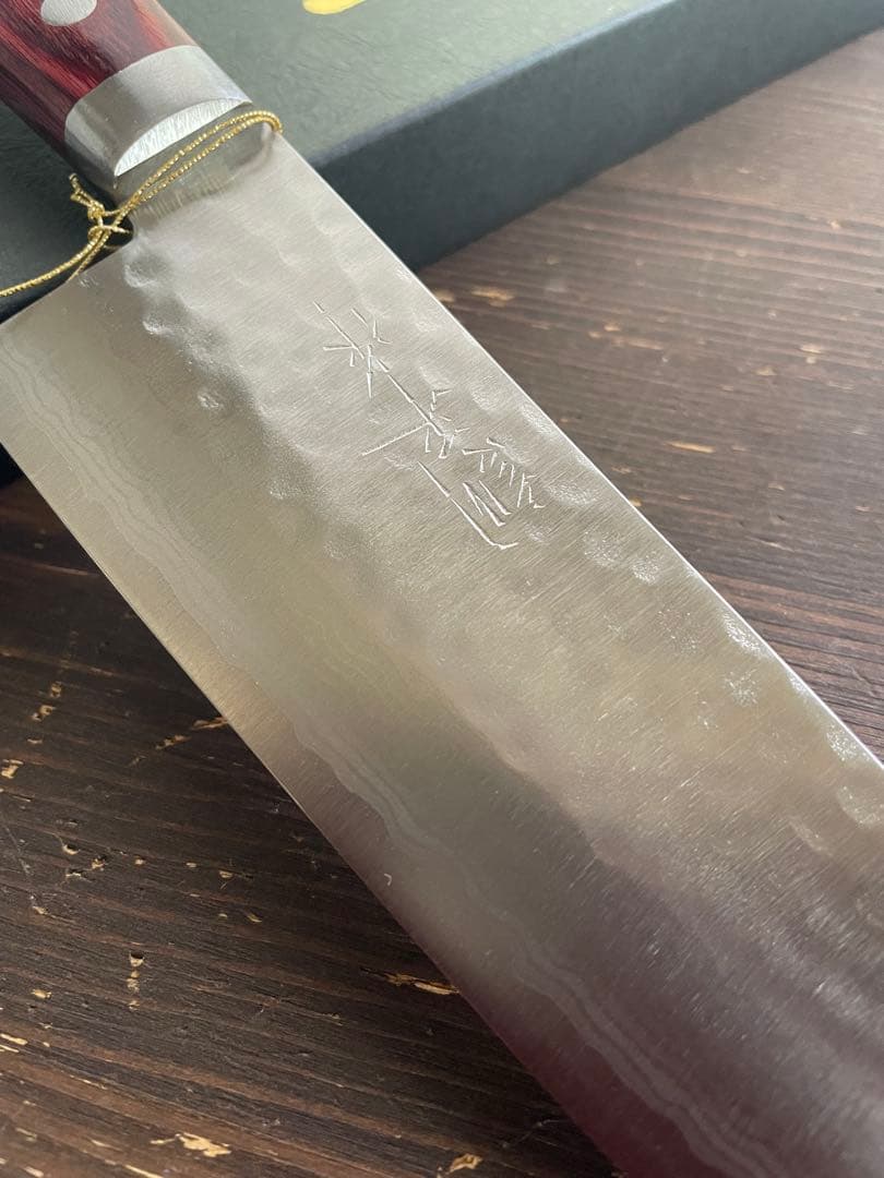 増谷刃物 訓平作 三徳包丁 VG10ステンレス 積層槌目（刻流）口金有 レッド柄