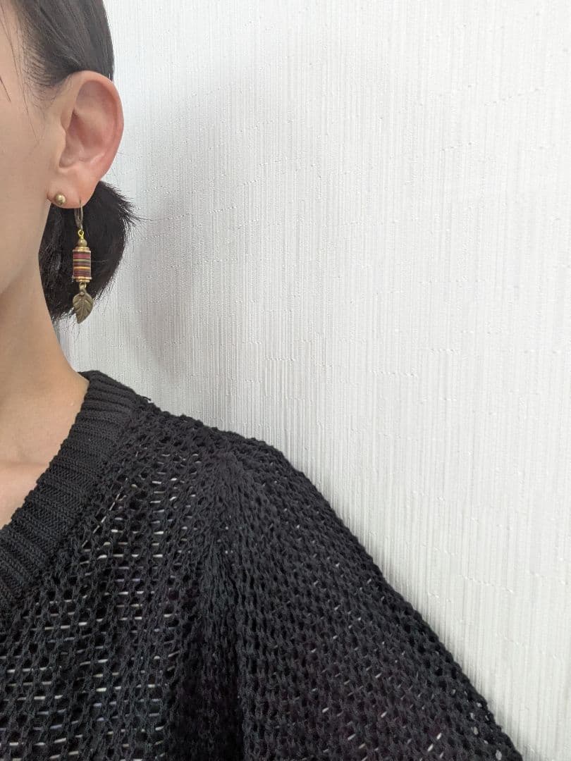 アフリカレコードビーズと真鍮無垢の 葉っぱのピアス。