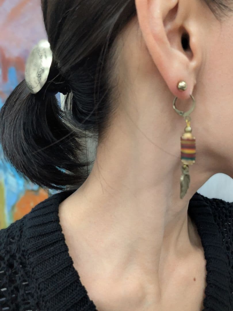 アフリカレコードビーズと真鍮無垢の 葉っぱのピアス。