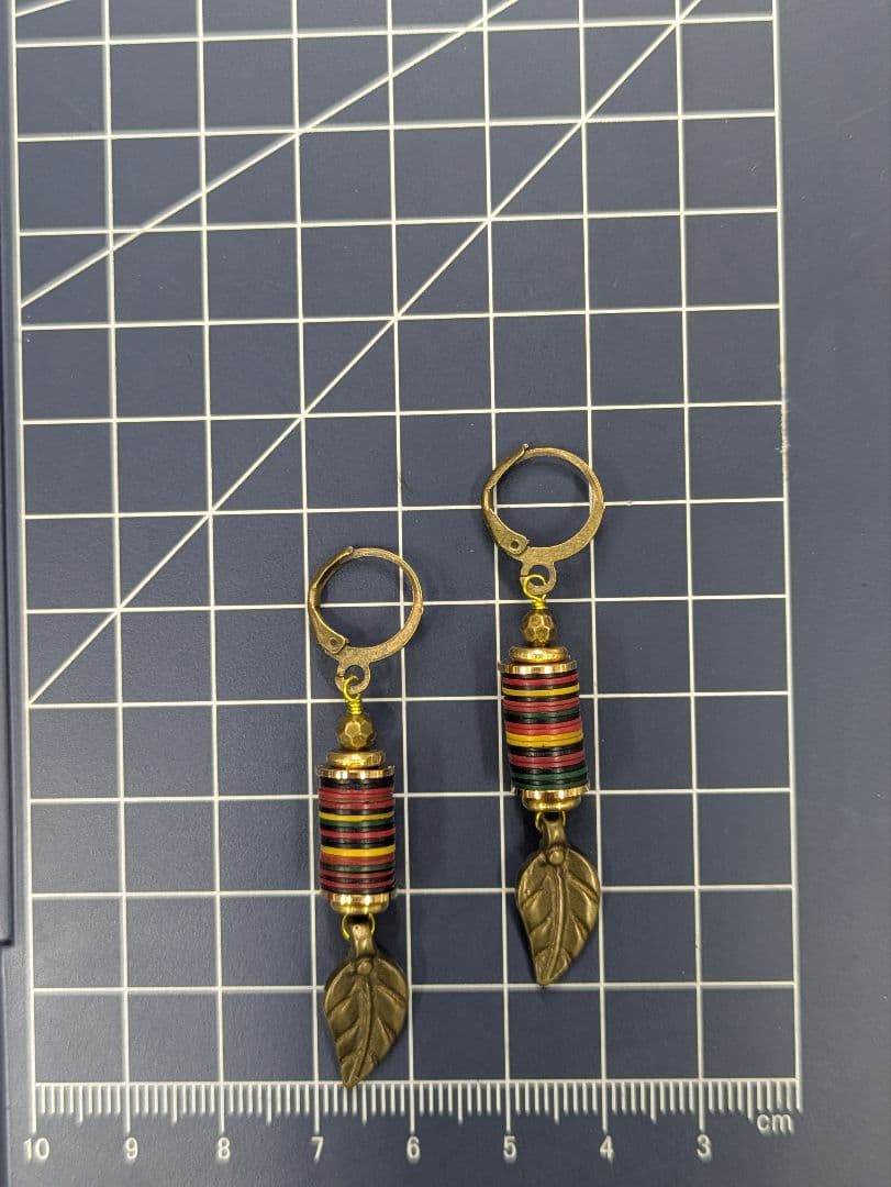 アフリカレコードビーズと真鍮無垢の 葉っぱのピアス。