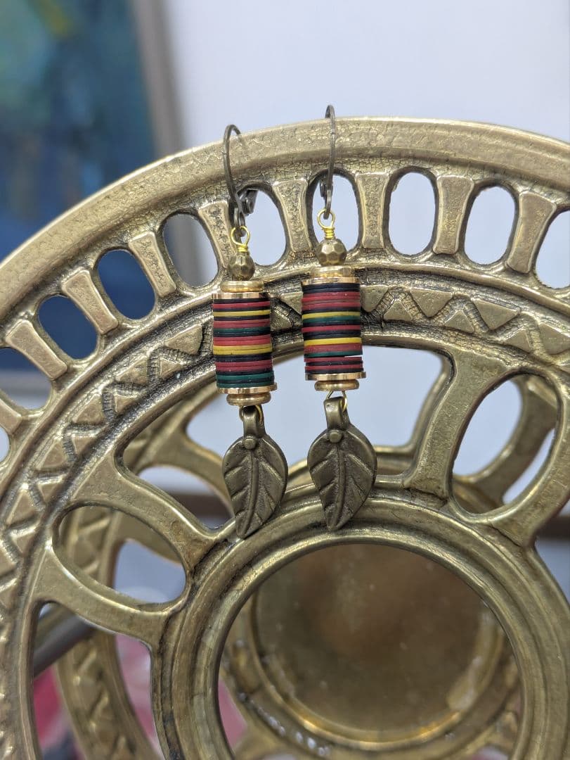 アフリカレコードビーズと真鍮無垢の 葉っぱのピアス。