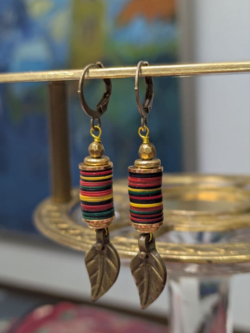 アフリカレコードビーズと真鍮無垢の 葉っぱのピアス。