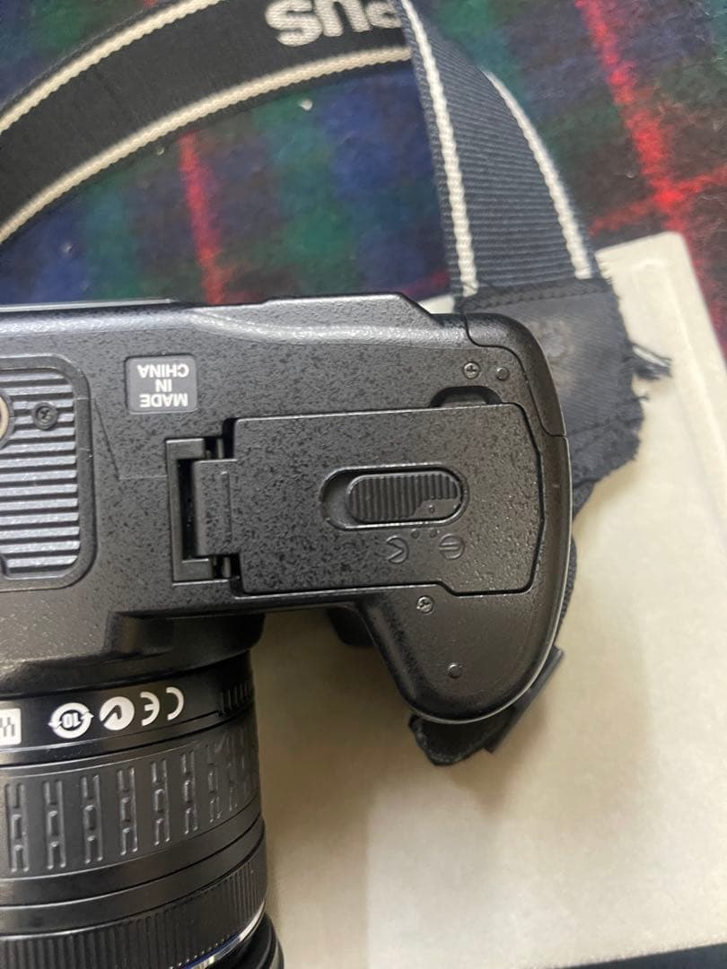 オリンパスデジタル一眼レフカメラ　E-520 デジタルカメラ充電器付きレンズ付き