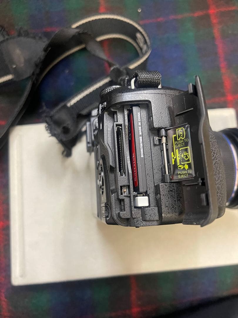 オリンパスデジタル一眼レフカメラ　E-520 デジタルカメラ充電器付きレンズ付き