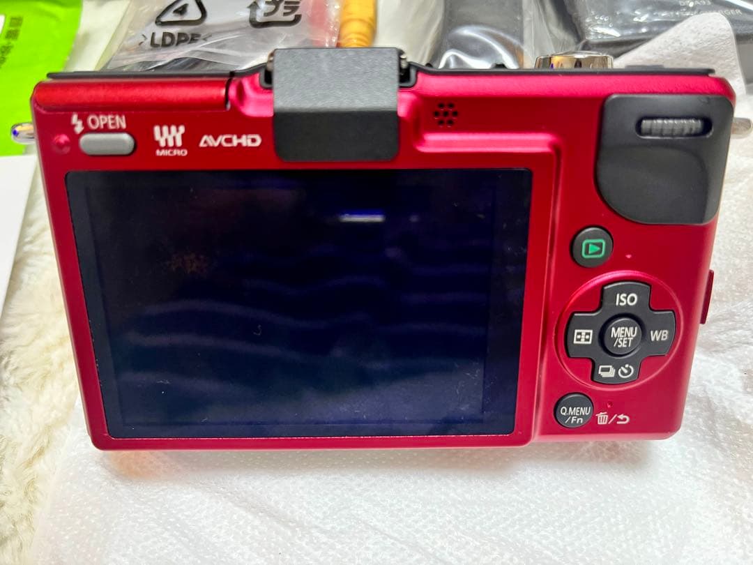 【未使用品】LUMIX GF2 レッド　レンズ無し
