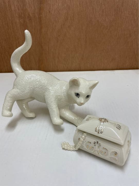 レノックス猫 Playing with Peares