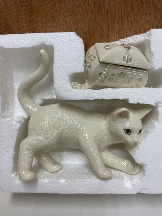レノックス猫 Playing with Peares