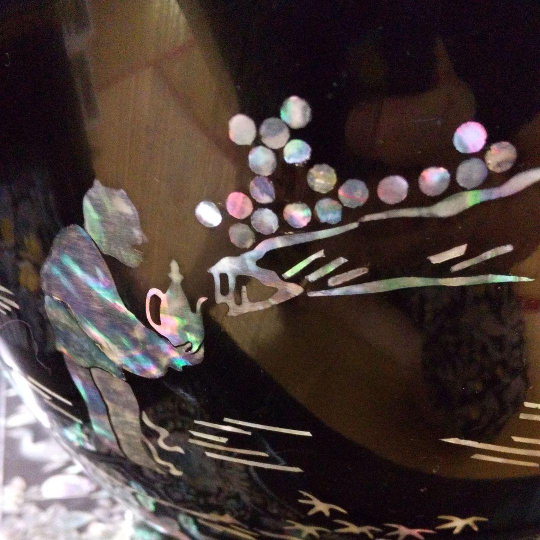 貝装飾の壺(花瓶)