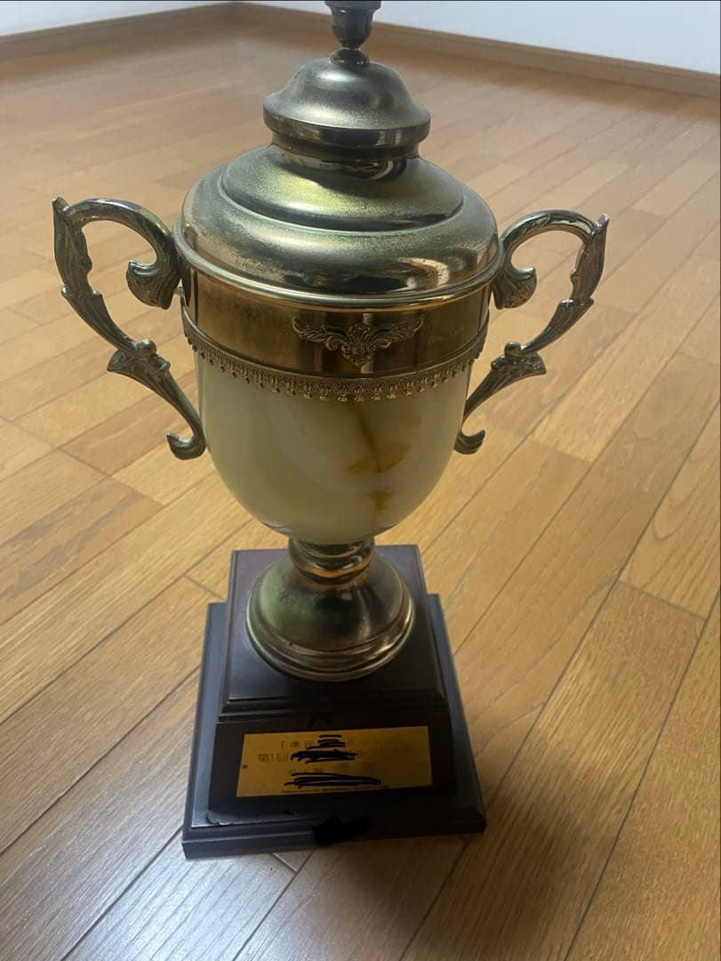 優勝トロフィー