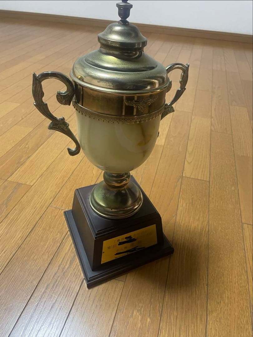 優勝トロフィー