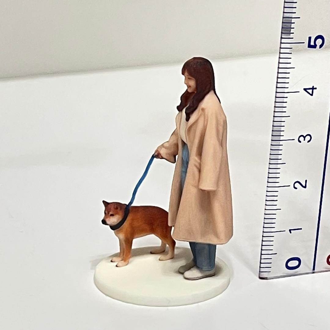 1/35 犬とお姉さん　フィギュア　ミニカーに　1/64より大　ミニチュア
