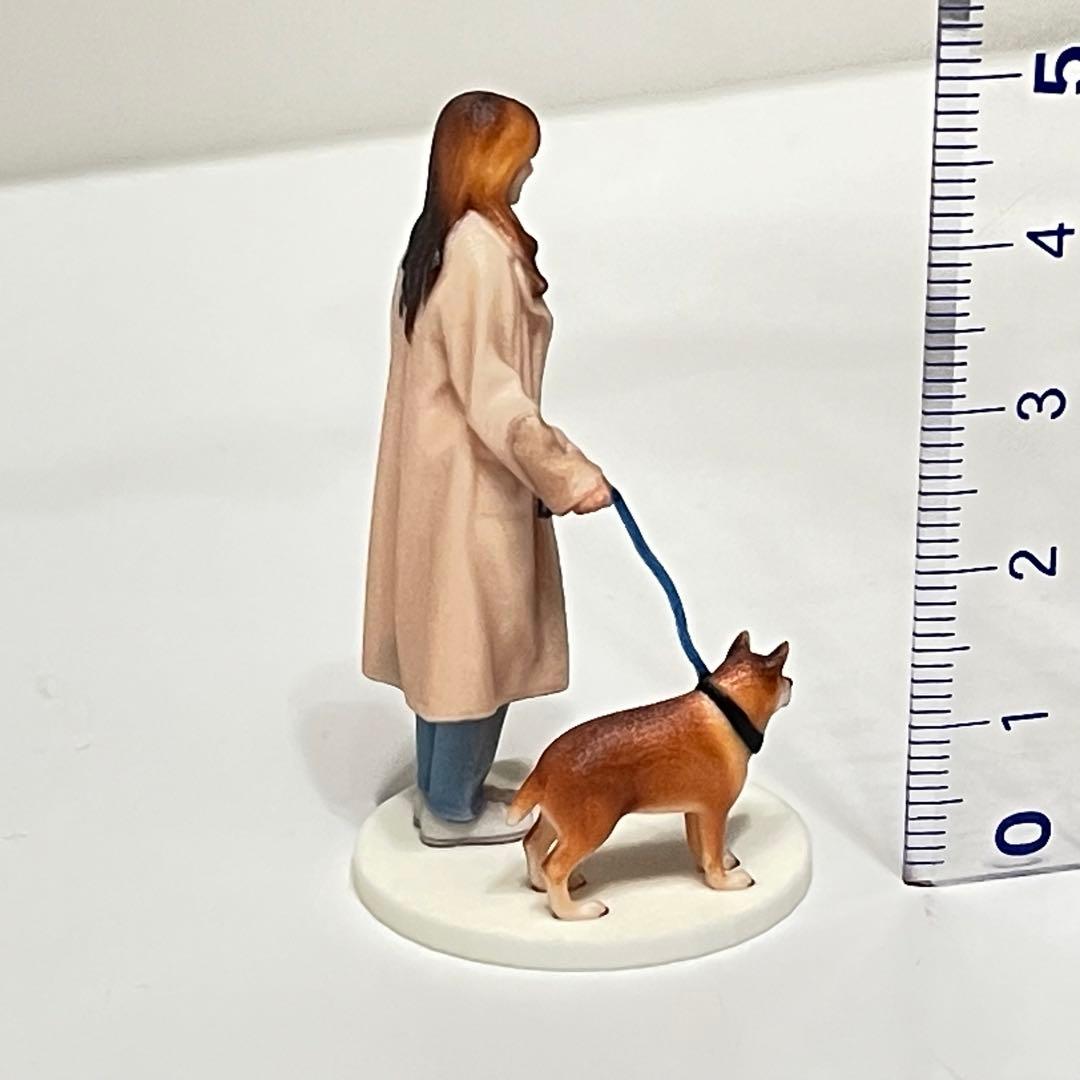 1/35 犬とお姉さん　フィギュア　ミニカーに　1/64より大　ミニチュア