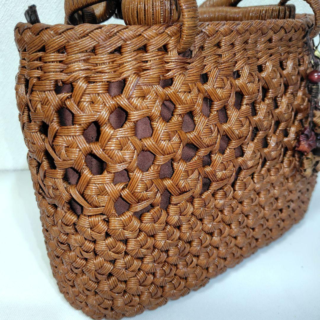 クラフトで作った山葡萄風花結び編＆花車編かごバッグ（チャーム付ファスナー付き蓋）