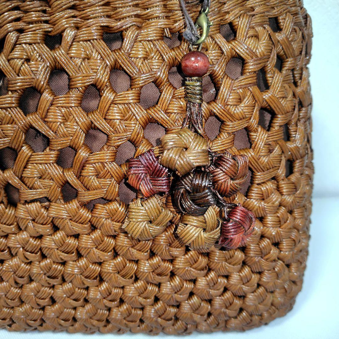 クラフトで作った山葡萄風花結び編＆花車編かごバッグ（チャーム付ファスナー付き蓋）