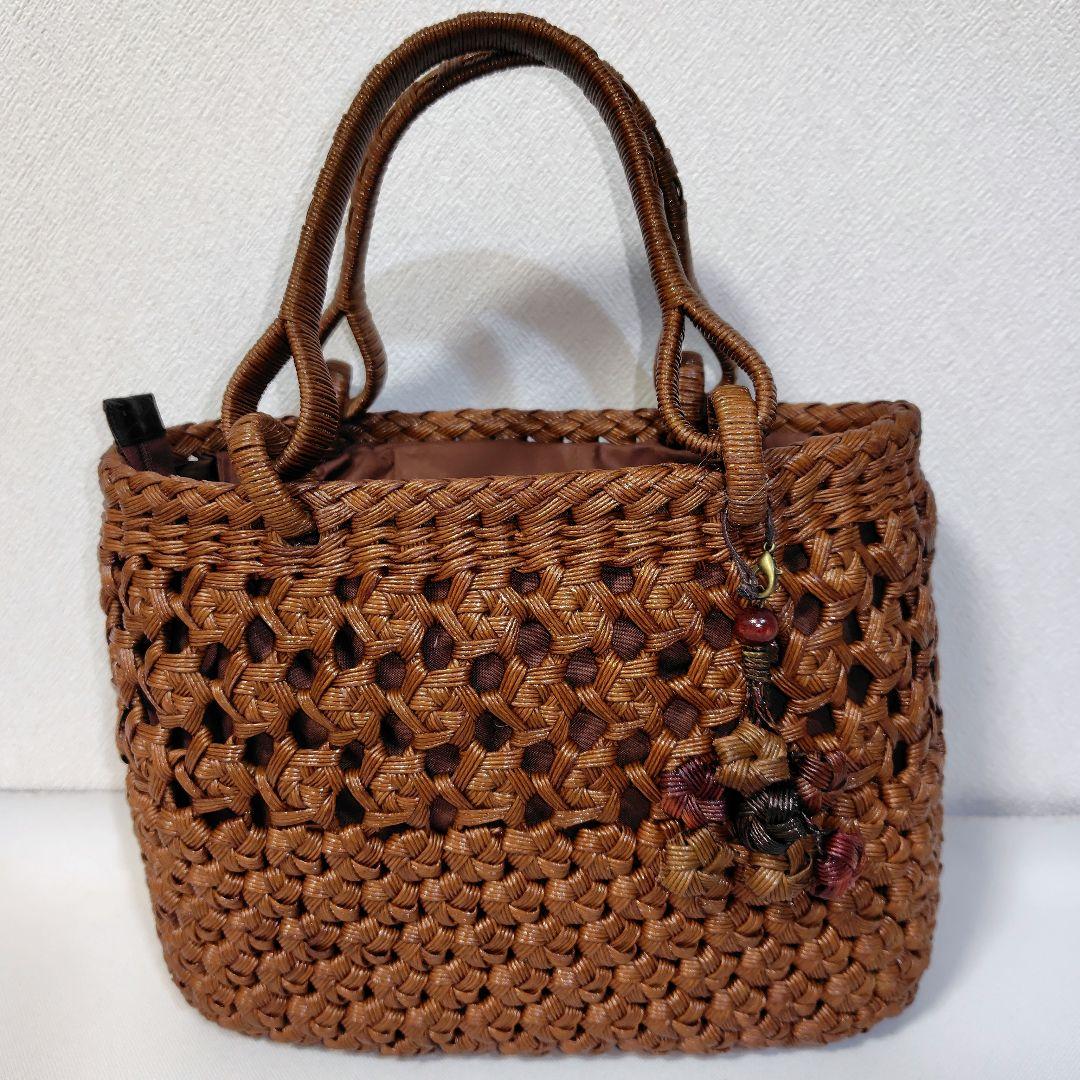 クラフトで作った山葡萄風花結び編＆花車編かごバッグ（チャーム付ファスナー付き蓋）