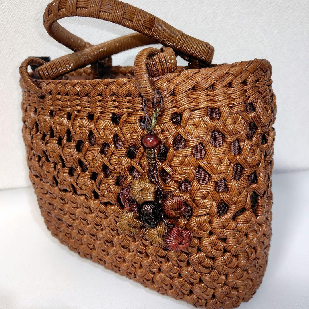 クラフトで作った山葡萄風花結び編＆花車編かごバッグ（チャーム付ファスナー付き蓋）