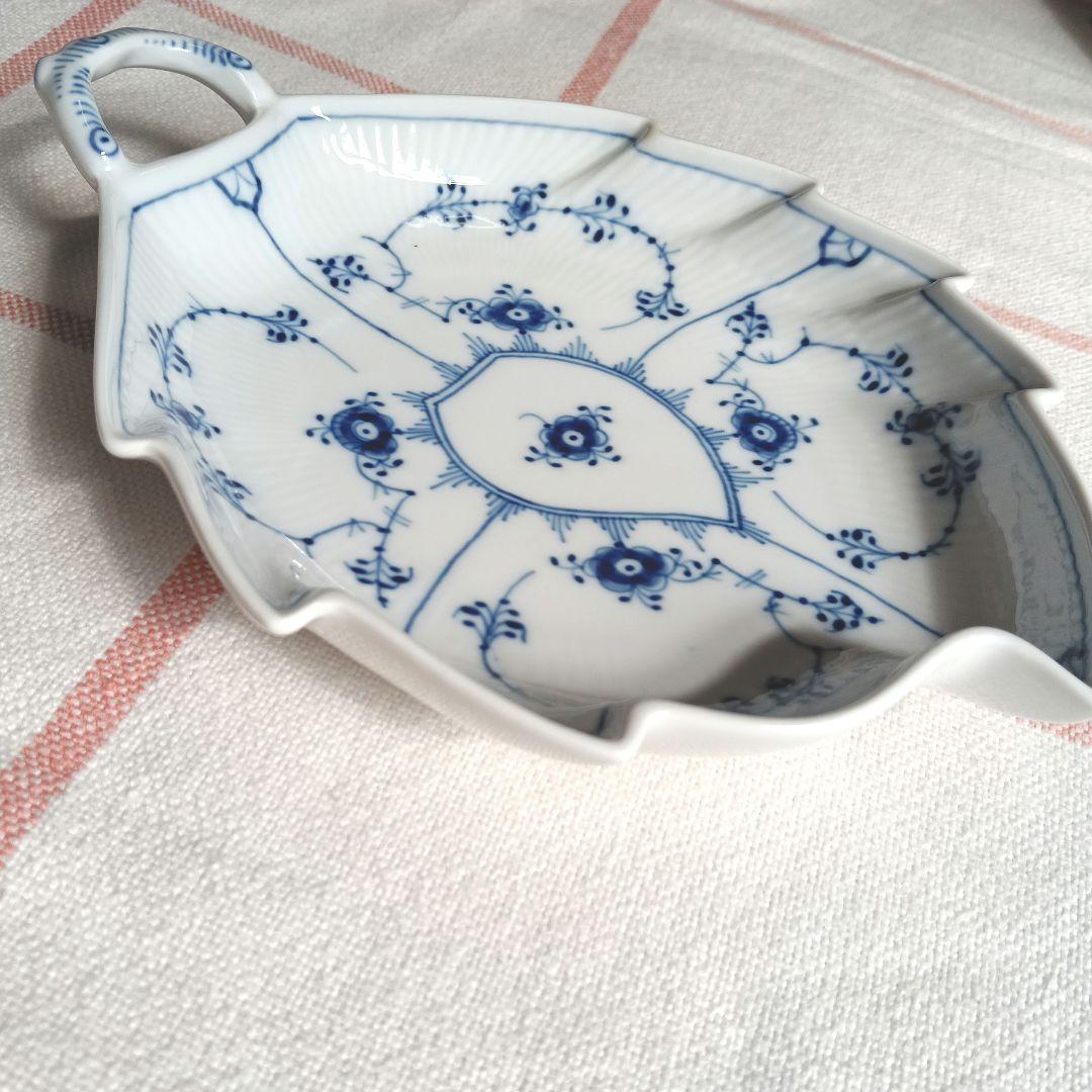 ロイヤルコペンハーゲン　ブルーフルーテッドプレイン葉っぱ皿