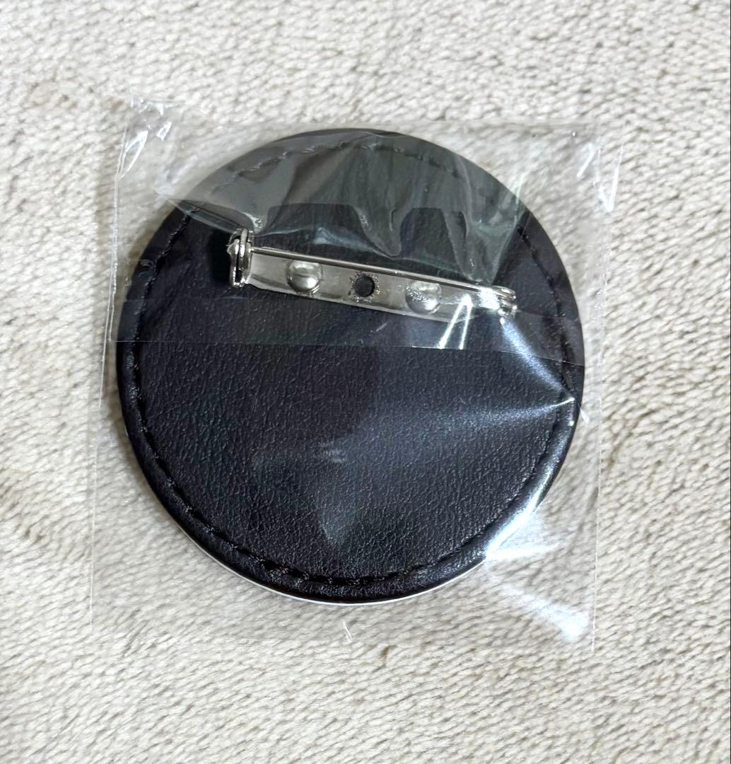 進撃の巨人　ミカサ　レザーバッジ　幼少期