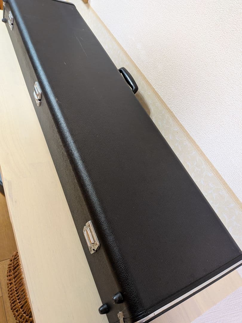 中古 三味線 胴の皮破れなし ハードケース入、バチ、長袋など小物込み