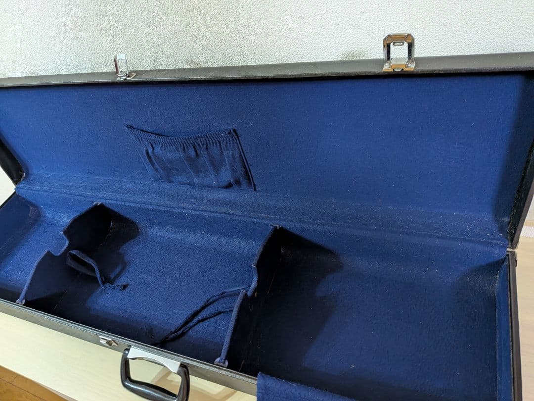 中古 三味線 胴の皮破れなし ハードケース入、バチ、長袋など小物込み