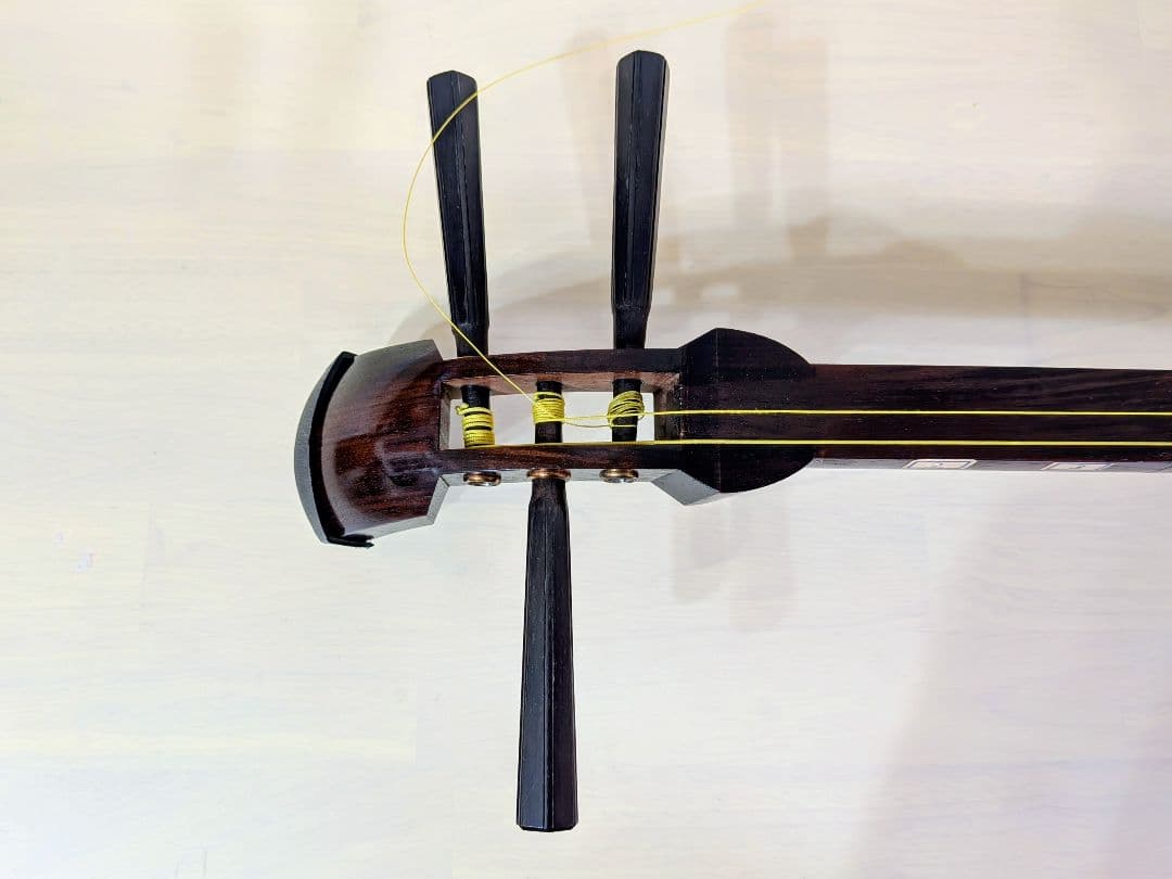 中古 三味線 胴の皮破れなし ハードケース入、バチ、長袋など小物込み