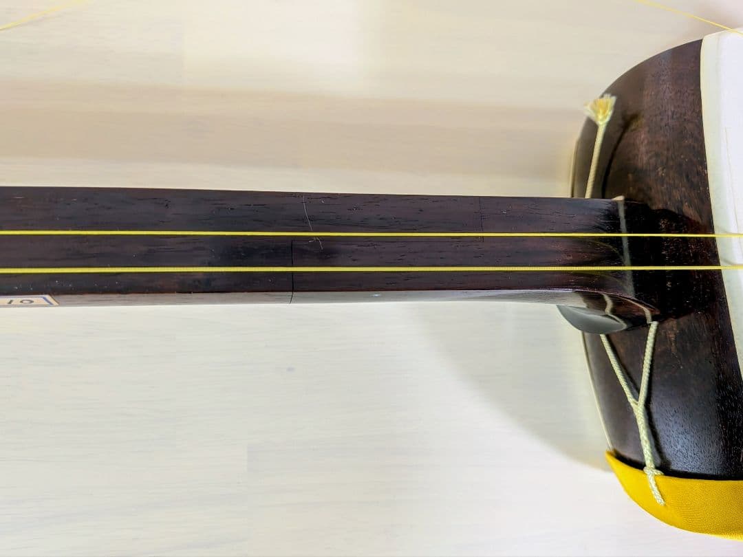 中古 三味線 胴の皮破れなし ハードケース入、バチ、長袋など小物込み