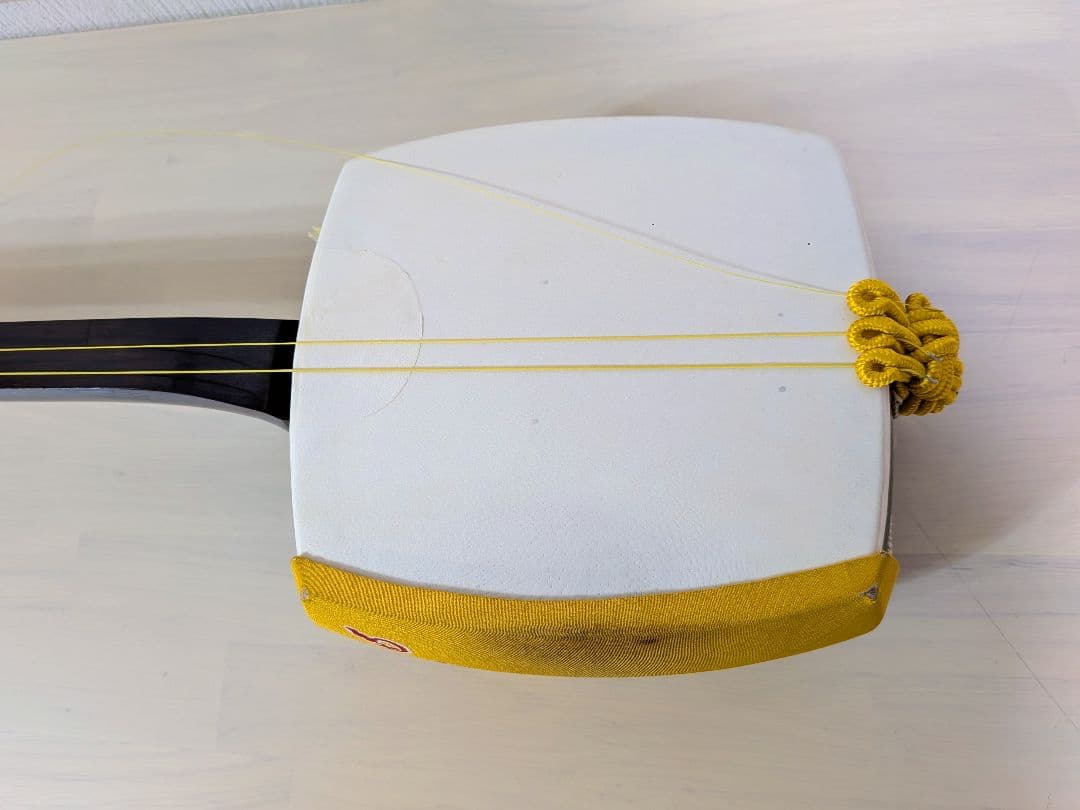 中古 三味線 胴の皮破れなし ハードケース入、バチ、長袋など小物込み