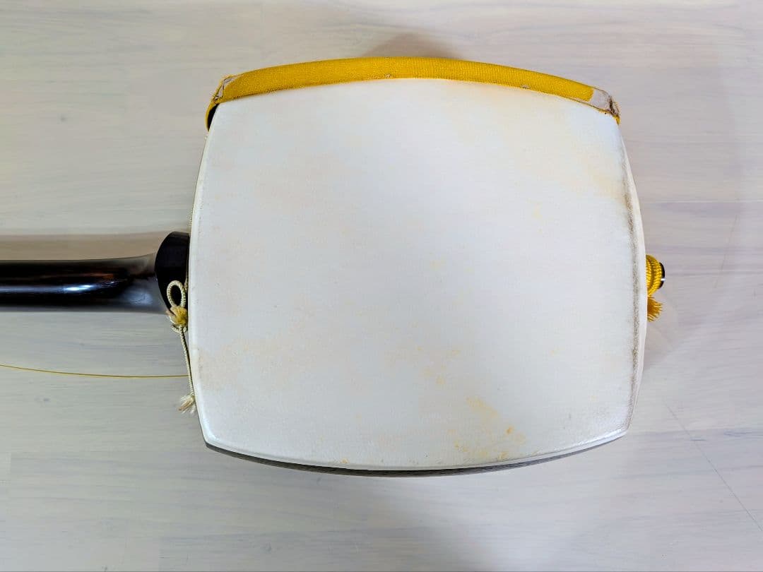 中古 三味線 胴の皮破れなし ハードケース入、バチ、長袋など小物込み