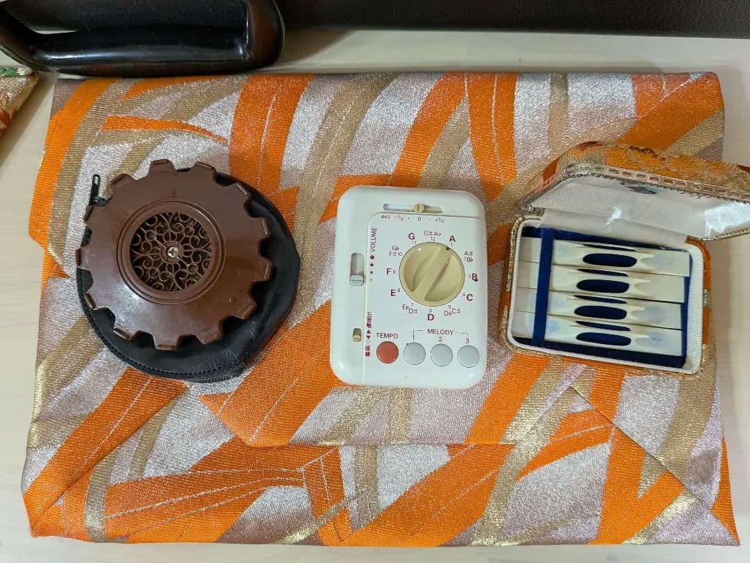 中古 三味線 胴の皮破れなし ハードケース入、バチ、長袋など小物込み