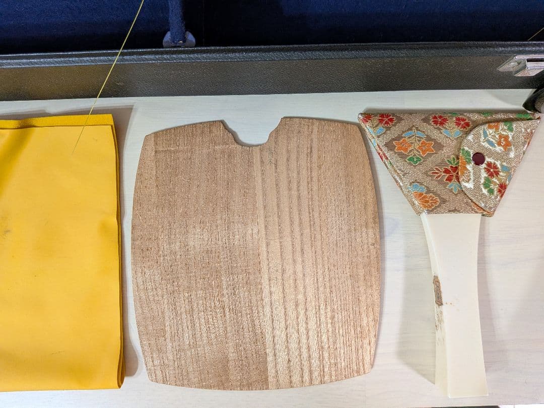 中古 三味線 胴の皮破れなし ハードケース入、バチ、長袋など小物込み