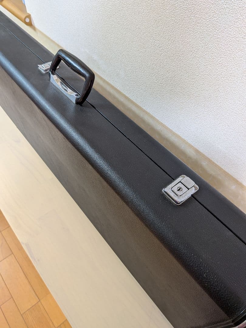 中古 三味線 胴の皮破れなし ハードケース入、バチ、長袋など小物込み