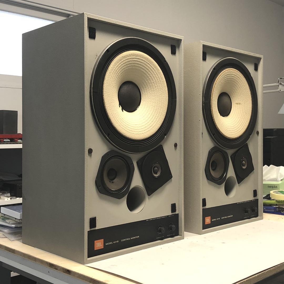 JBL 4311B スタジオモニター ペア　程度良好　美品　送料込み （R側）