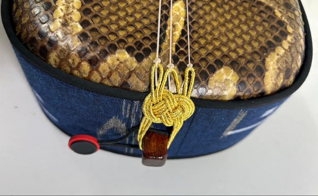 ② 沖縄三線 本蛇革 ケース付き 初心者 入門 蛇皮 本革