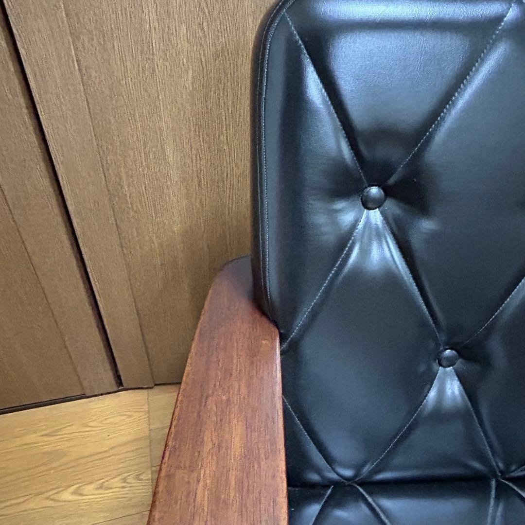 ①レトロデザイン　回転椅子　1人がけ　モダン アームチェア 合成皮革　黒　木製