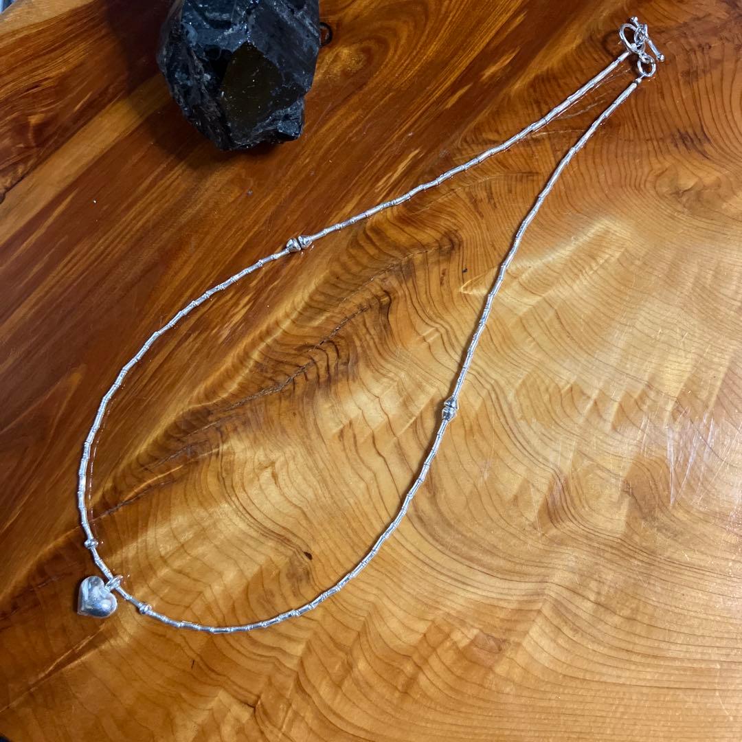 カレンシルバー　シンプルなハートトップ・ネックレス