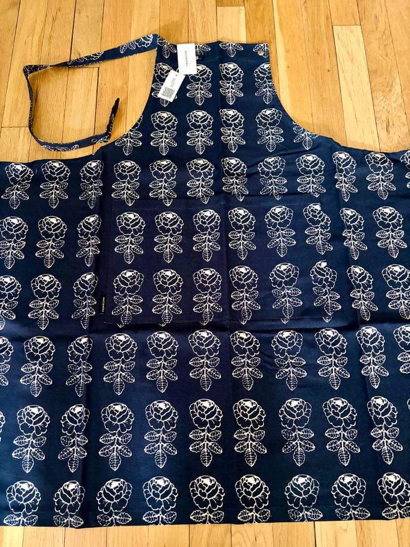 マリメッコ　vihkiruusu エプロン、新品