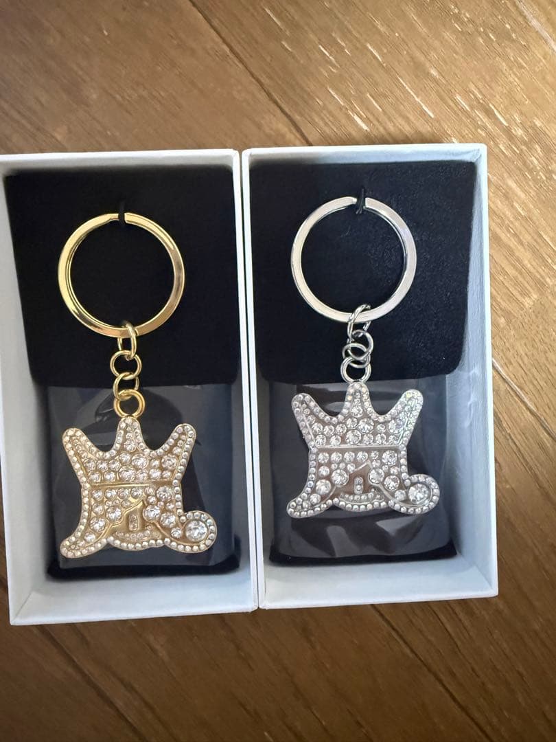 嵐を旅する展覧会　スワロフスキーキーホルダー　ゴールド・シルバー　２点セット