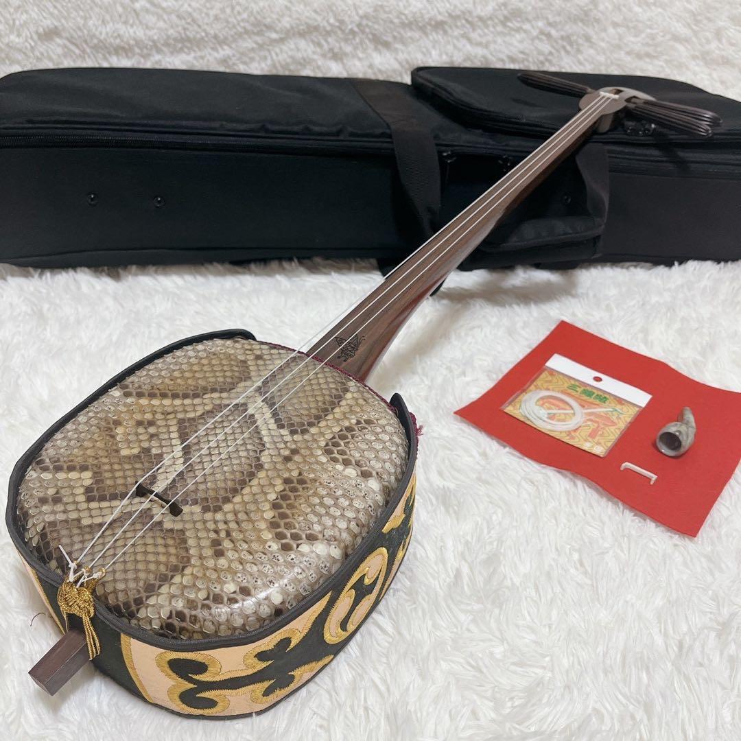 【極美品】沖縄三線 本皮 二重張り 強化張り ソフトケース、爪、弦セット 蝶刻印
