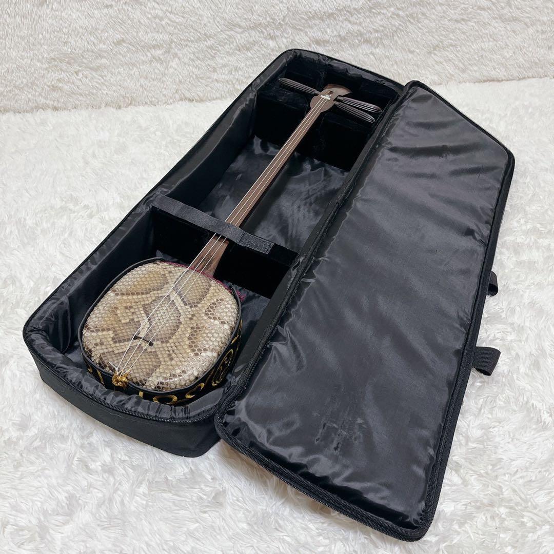 【極美品】沖縄三線 本皮 二重張り 強化張り ソフトケース、爪、弦セット 蝶刻印