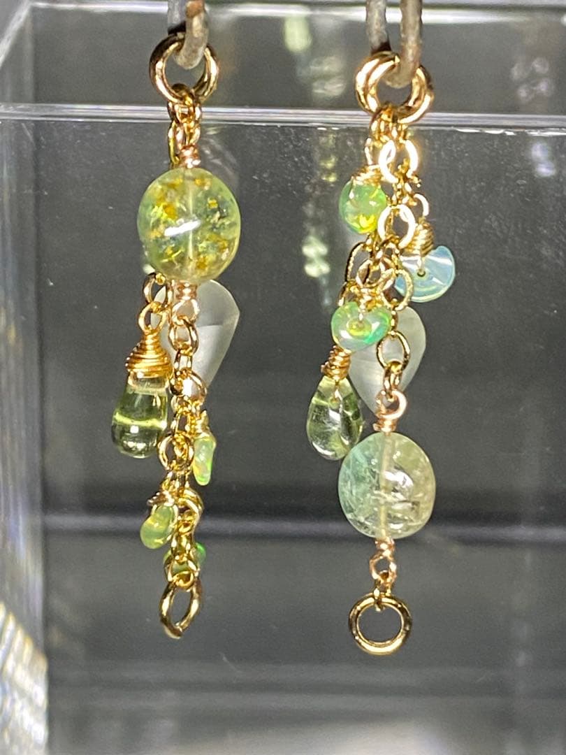 【重ねて愉しむ】ニュアンスグリーン☆天然石ピアス