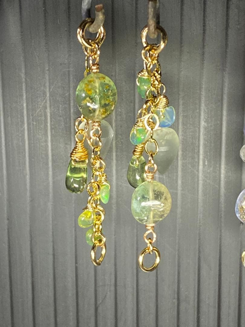 【重ねて愉しむ】ニュアンスグリーン☆天然石ピアス