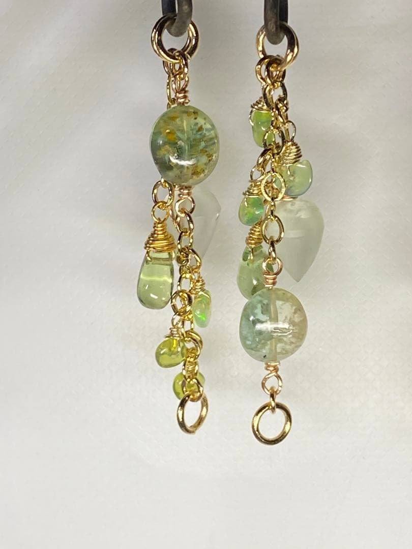 【重ねて愉しむ】ニュアンスグリーン☆天然石ピアス