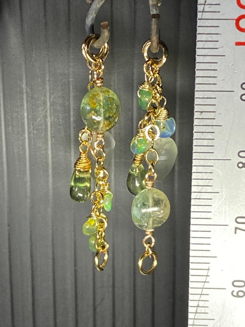 【重ねて愉しむ】ニュアンスグリーン☆天然石ピアス