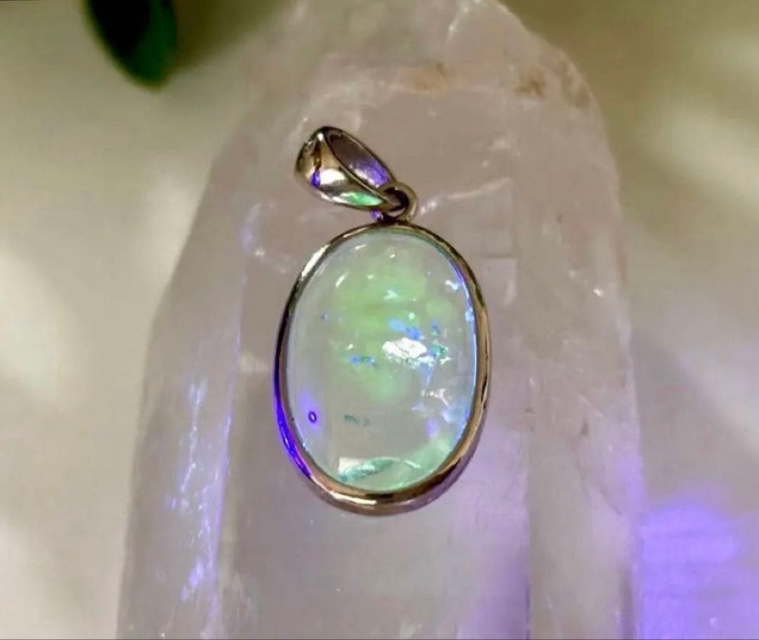 究極品質　オパール最高峰の希少価値　エメラルドグリーンハイアライトオパールのPT