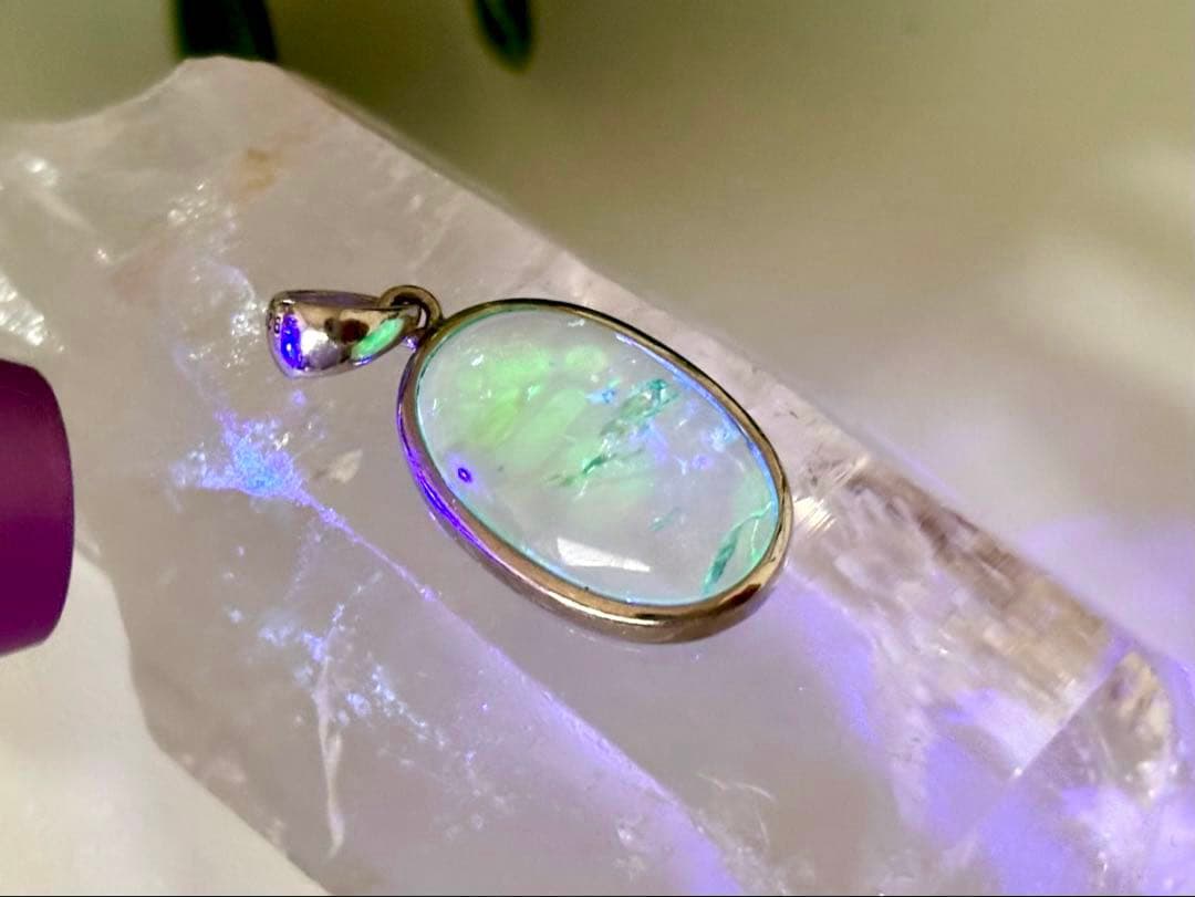 究極品質　オパール最高峰の希少価値　エメラルドグリーンハイアライトオパールのPT