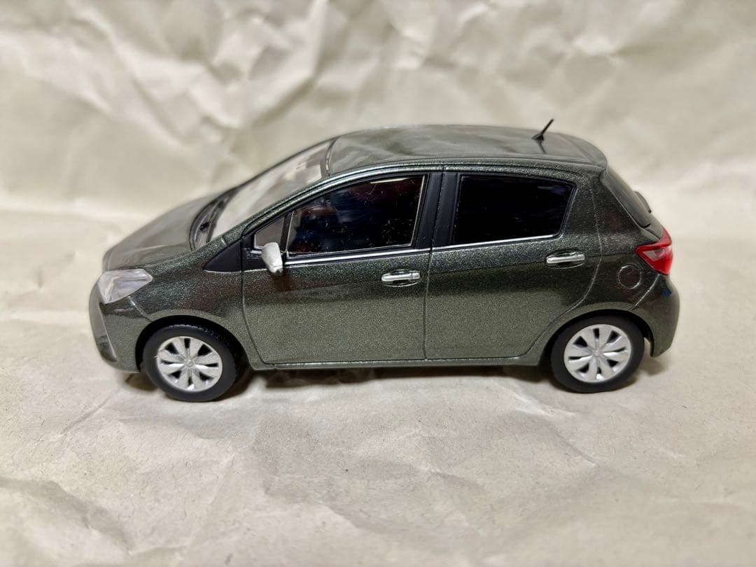 vitz後期(最終型) カラーサンプル ミニカー オリーブマイカ 専用箱付