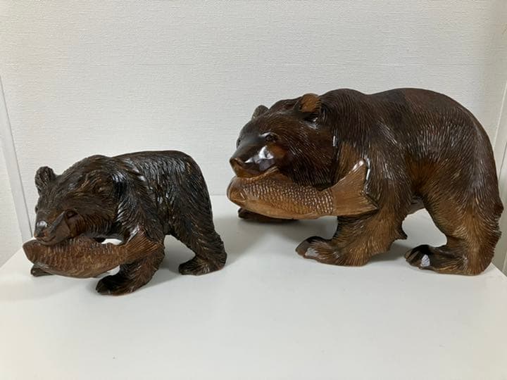 アイヌの彫刻家の作品で繊細な彫刻のノミ跡が特色です。親子熊2個での価格です。