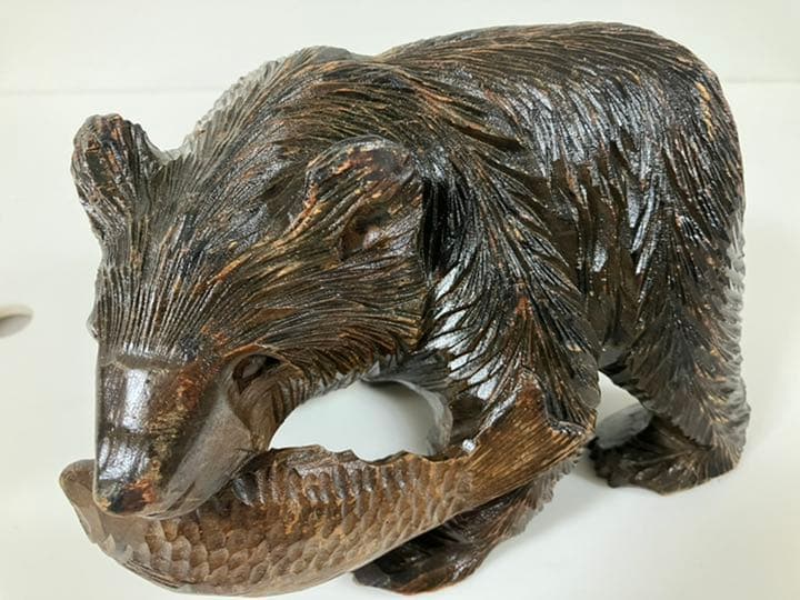 アイヌの彫刻家の作品で繊細な彫刻のノミ跡が特色です。親子熊2個での価格です。