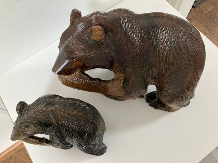 アイヌの彫刻家の作品で繊細な彫刻のノミ跡が特色です。親子熊2個での価格です。