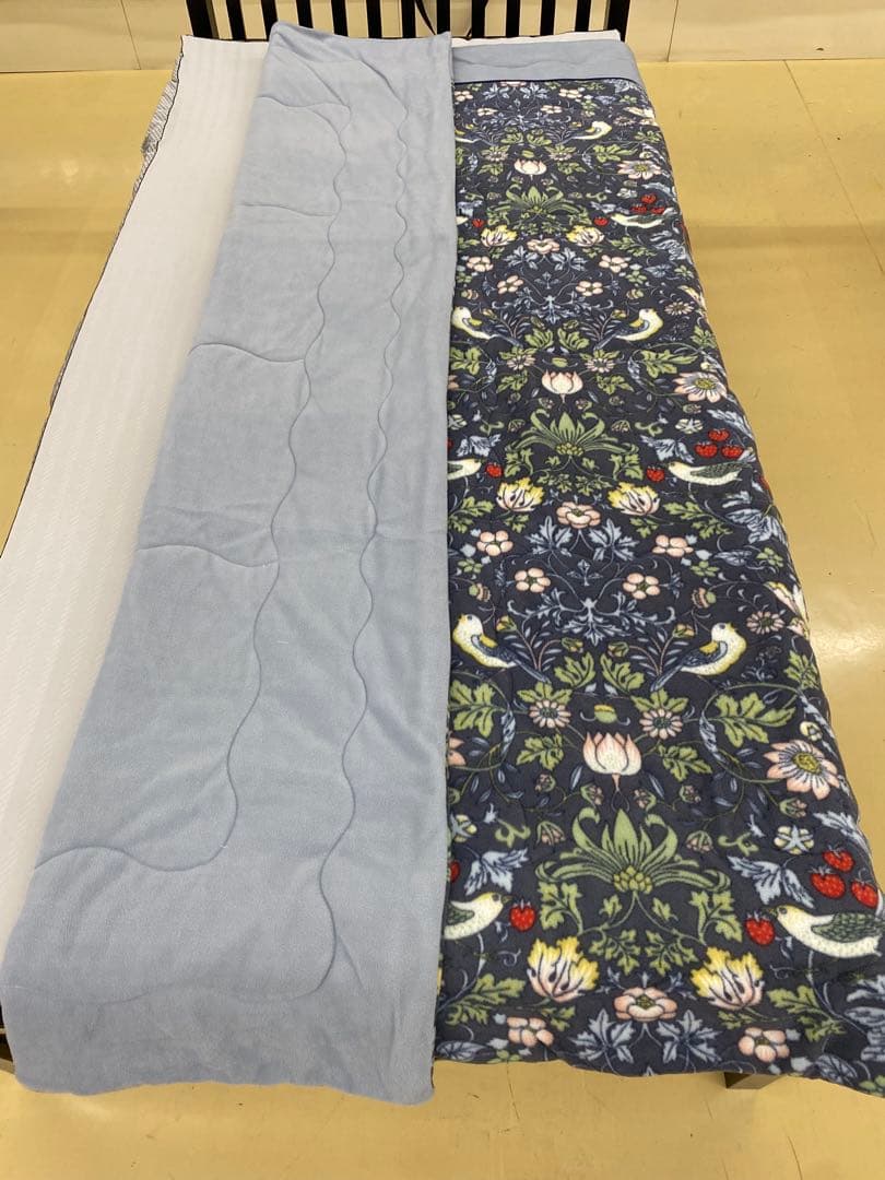 ロマンス　合繊肌掛けふとん・毛布タッチ・いちご泥棒・V &A・シングルサイズ